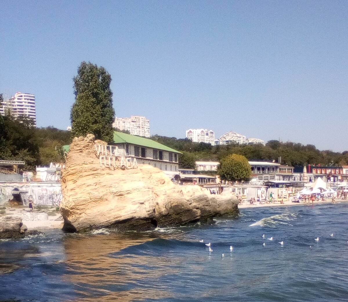 Кто ж не любит летом полежать на пляже и позагорать? 