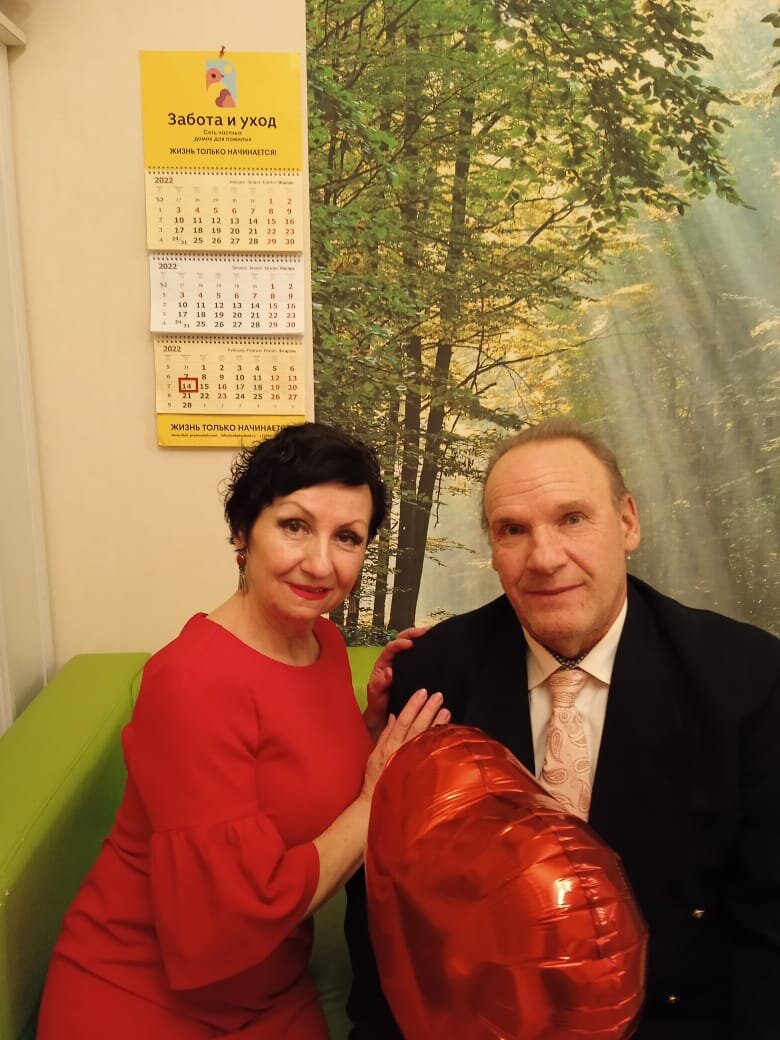 Праздник - отличный повод нарядно одеться. И да, красный - самый энергичный цвет! Не зря его ассоциируют с сильными чувствами. Наш аниматор Людмила с подопечным пансионата "Молоково". 