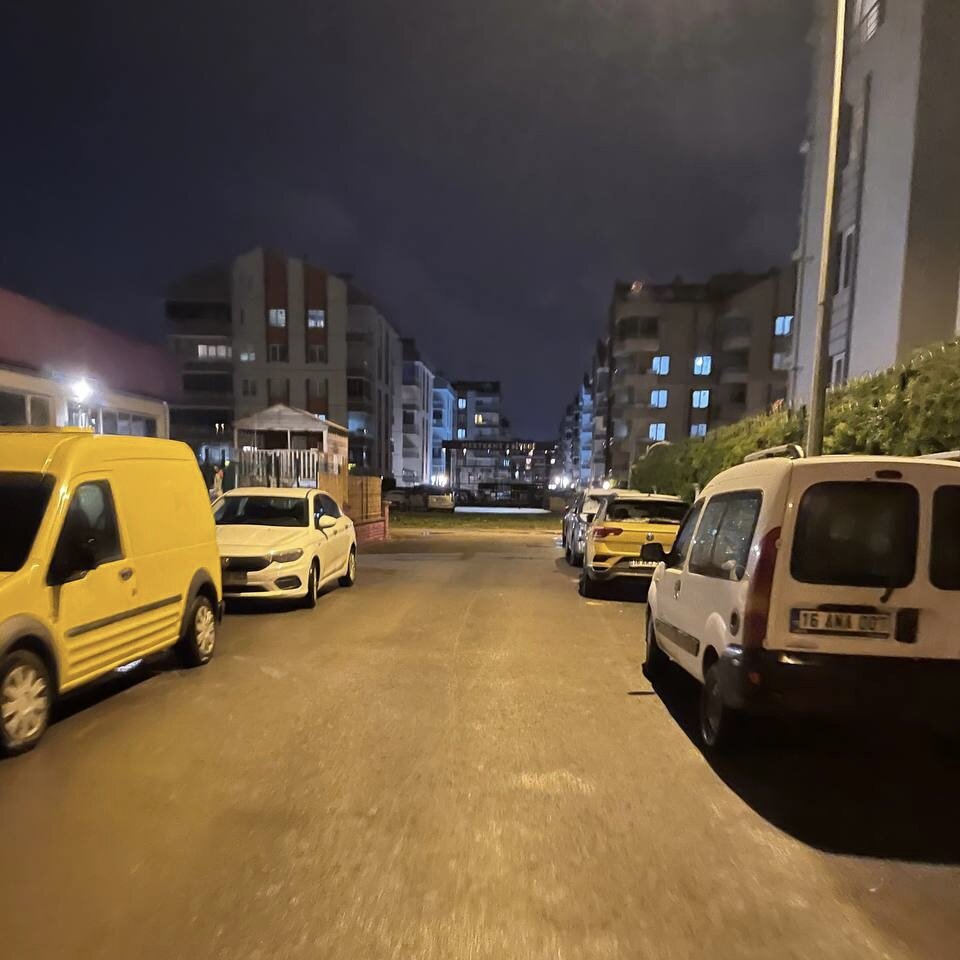 Просто ночная улица города