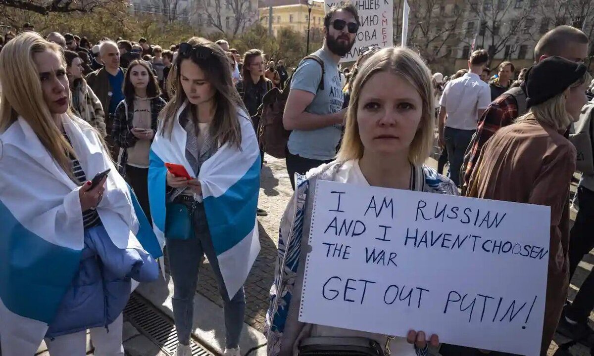 Russians against. Кай Катонина. Протесты за мир. Протестный флаг России. Протест белый синий белый.