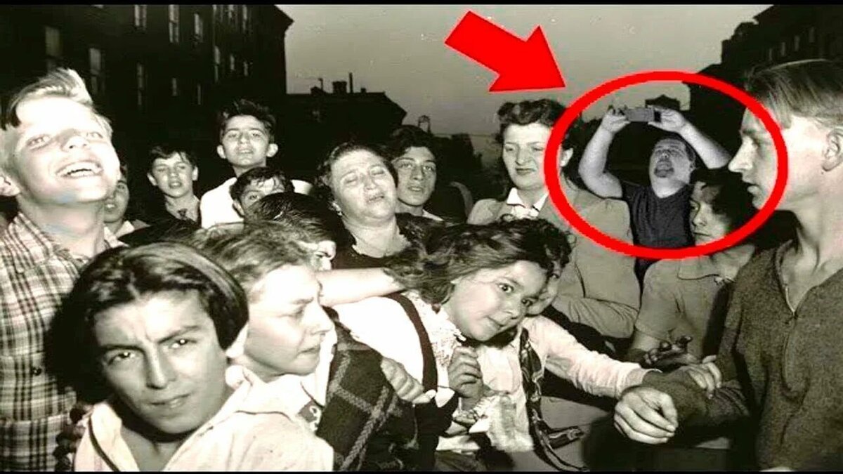 Фото со смартфоном, из открытого доступа, кстати, явная фальшивка 