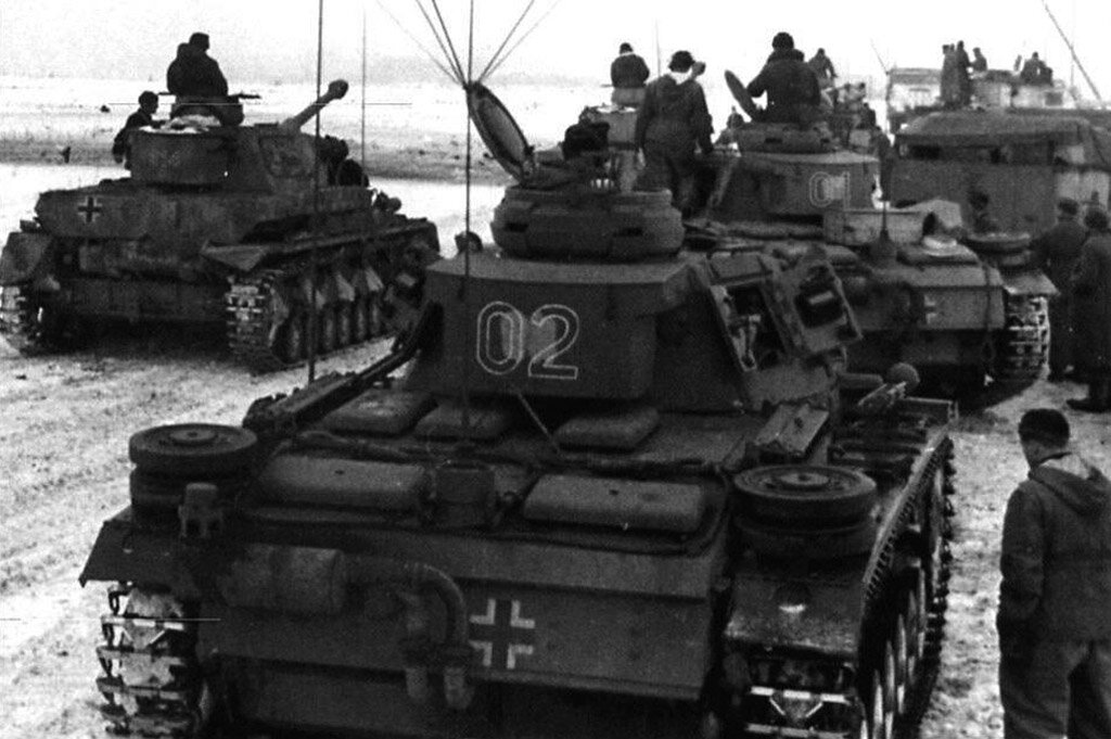 От более ранних машин танк легко можно вычислить по корме, характерной для Pz.Kpfw.III Ausf.M.