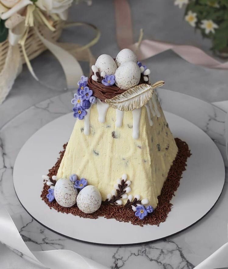 Декор пасхи: гнездо с яйцами