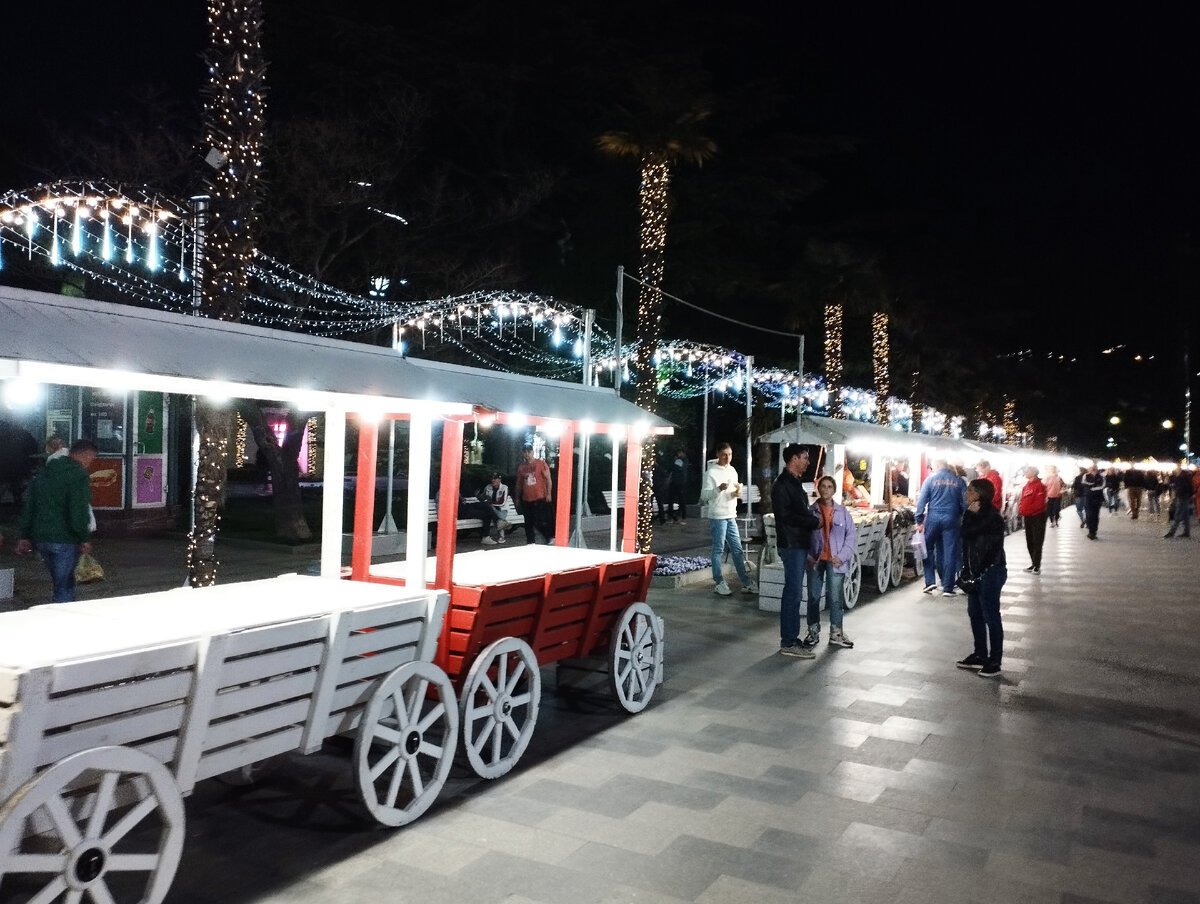 Сувенирные ряды на набережной только открылись