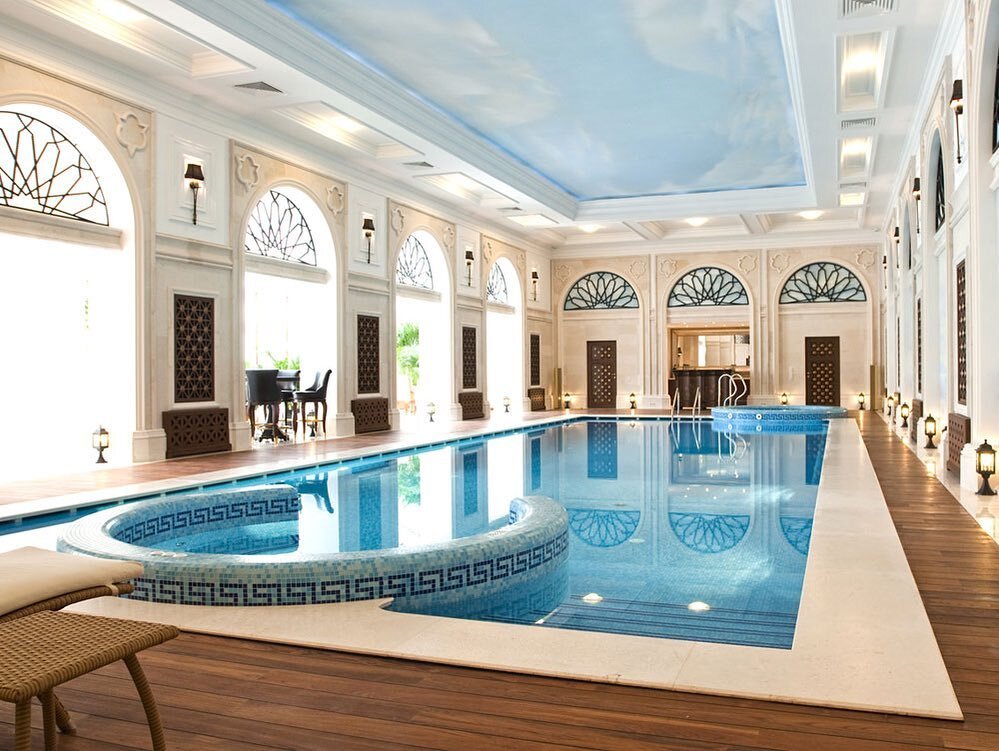 Бортики бассейна выполнены из мрамора Crema Marfil: