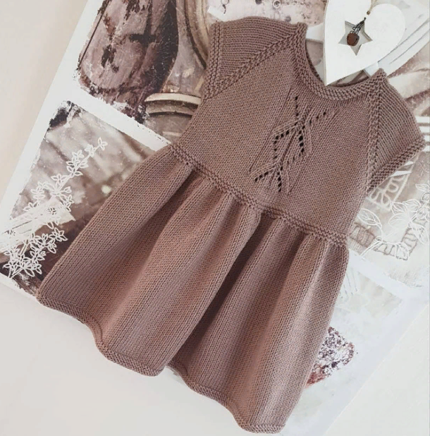 Платье с сердечками для девочки — схема вязания спицами с описанием на malino-v.ru