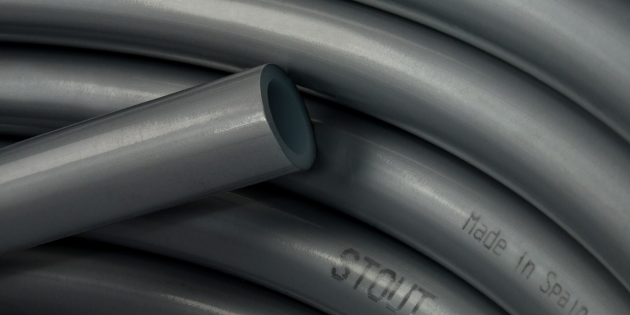 Трубы из сшитого полиэтилена гнутся, поэтому их легко монтировать, а система получается надёжной. Фото: Mitrofanov.vd / Wikimedia Commons