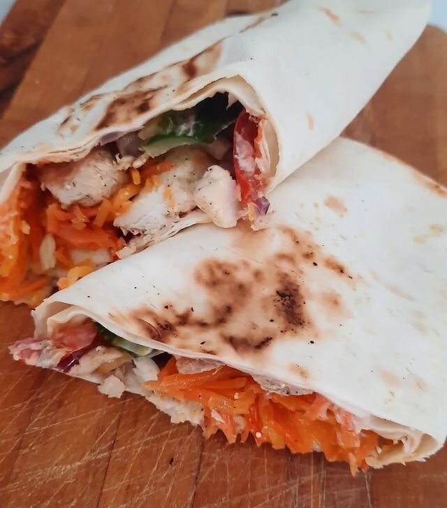 Для приготовления нам понадобится: 

1. Куриное филе- 2 шт.

2. Огурец - 1 шт. 

3. Морковь по -корейски - 200 гр.

4. Майонез - 50 гр.

5. Кетчуп - 50 гр.

6. Помидор - 1 шт. 

7. Лаваш тонкий - 2 шт.

8. Специи по вкусу .



Рецепт : 1. Для приготовления шаурмы подготовьте все необходимое. Овощи - огурец и помидор хорошо промойте . 

2. Для соуса соедините в небольшой чаше майонез и кетчуп. Хорошо их перемешайте до однородного состояния.

3. Куриное филе нарежьте на тонкие полосочки и обжарьте на горячей сковороде с добавлением небольшого количества растительного масла. 

4. По вкусу добавьте соль и специи. 

5. Огурец и помидор нарежьте тонкой соломкой.

6. Разложите на столе лист лаваша и смажьте его подготовленным соусом ил кетчупа и майонеза. По краям листа мазать не надо. Оставьте место, чтобы было удобно сворачивать в рулет. Выложите на лаваш морковь по-корейски .

7. Выложите обжаренное мясо, огурцы и помидоры.

8. Подверните лаваш по бокам, а затем сверните в рулет. Немного прижмите, чтобы шаурма стала плотнее.

9.Готовую шаурму обжарьте на сухой сковороде или на гриле с двух сторон. 

10. Блюдо готово! 



Приятного аппетита! 🤗