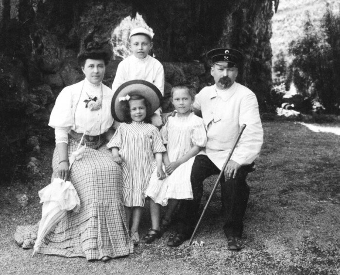 Лев Николаевич с женой и детьми на даче
