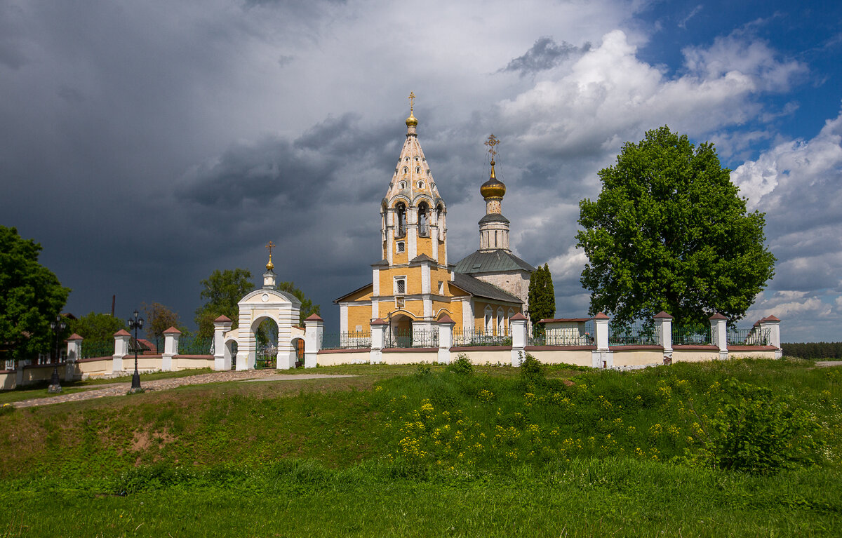 Красное на волге храм