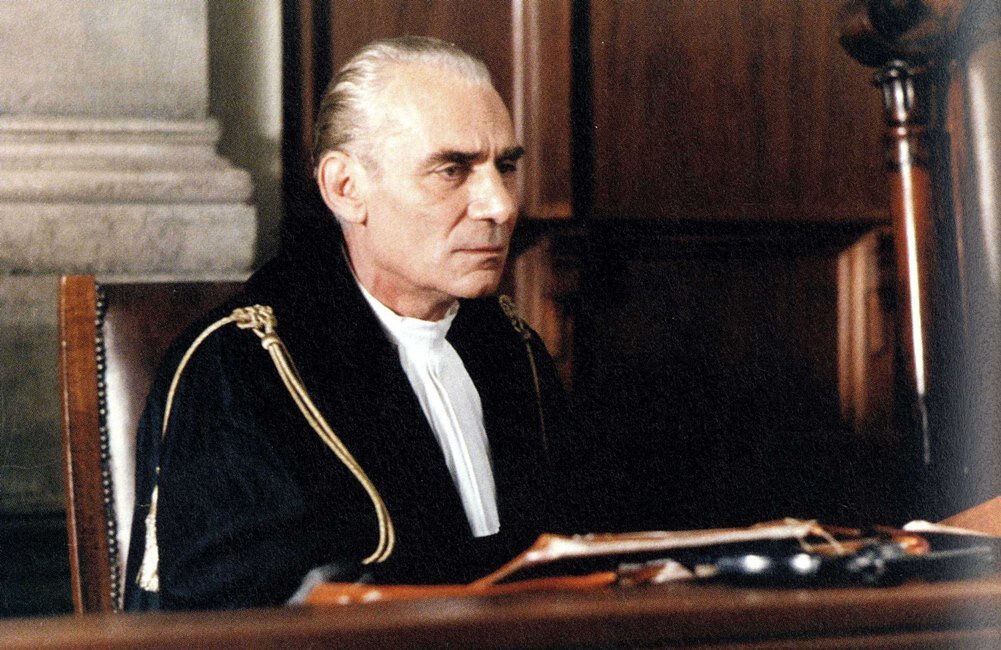 Кадр из фильма "Открытые двери", 1990 г.