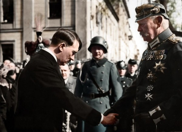 Адольф Гитлер и рейхспрезидент Германии фон Гинденбург