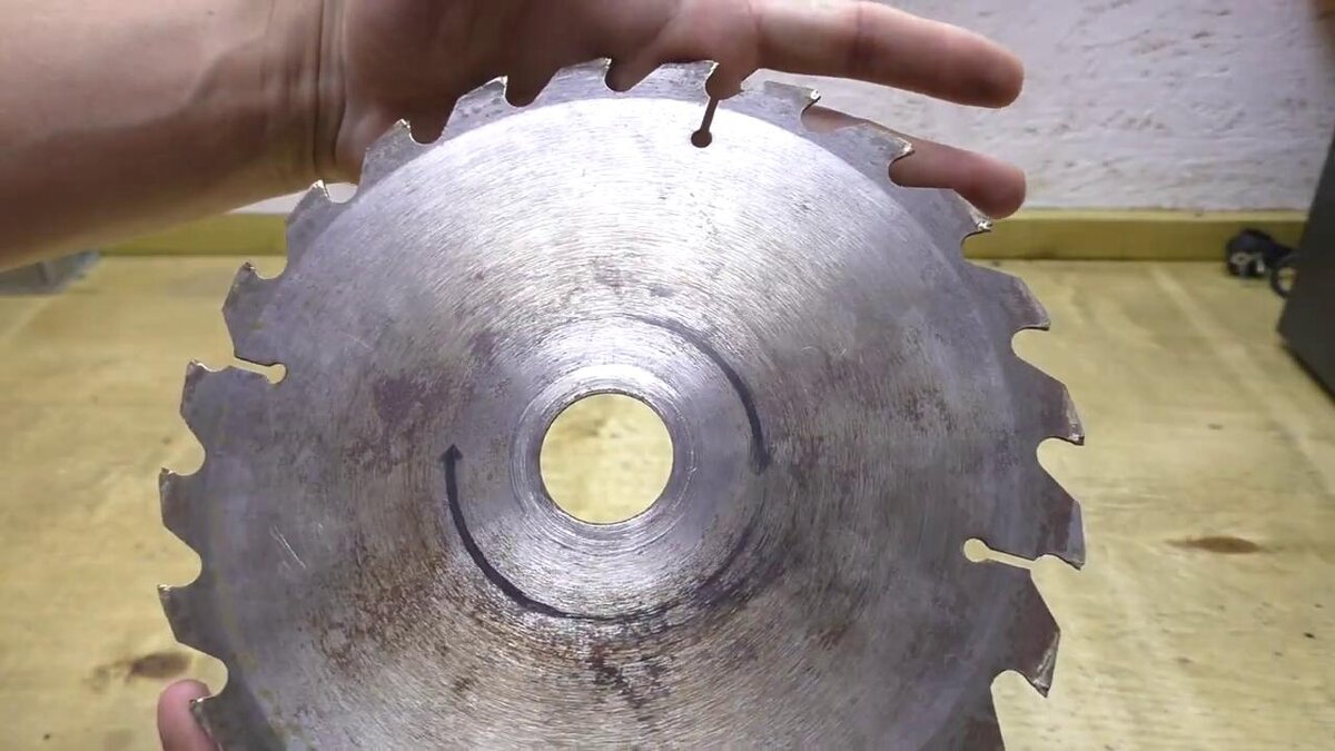 Старый диск от циркулярной пилы решил не сдавать в металлолом, а сделать из него часы для гаража