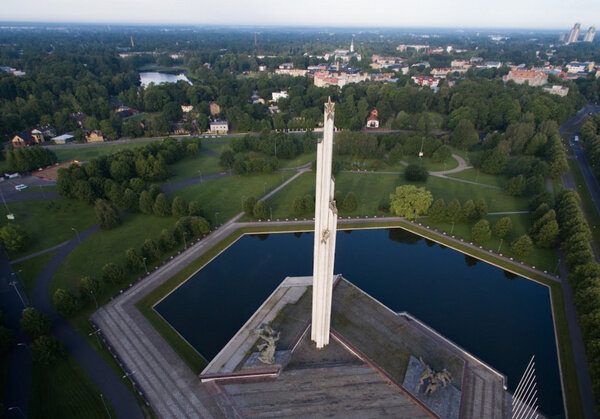 Памятник воинам Советской армии – освободителям советской Латвии и Риги от немецко-фашистских захватчиков расположен на левобережье Западной Двины в парке Победы. Фото © Google Maps / Олег Кмечак 