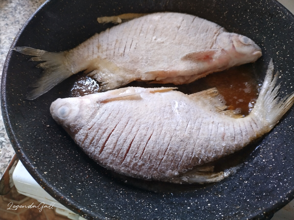 Крупненькие рыбки, в большую сковороду с трудом помещаются.