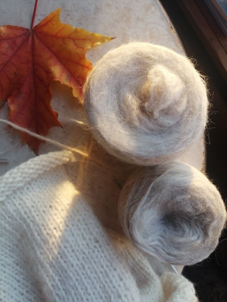 Моточки с бобинной альпакой, из которых я вязала шапку в том октябре. Магазин в Петербурге (varezhka-wool.ru)