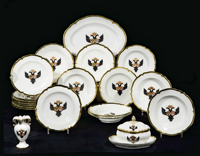 Некоторые из предметов Берлинского сервиза. К сожалению, фото в лучшем разрешении не отыскал. Но всё равно хорошо виден основной лаконичный (даже удивительно лаконичный для того времени!) декор. Фото взято из свободного доступа в интернете.