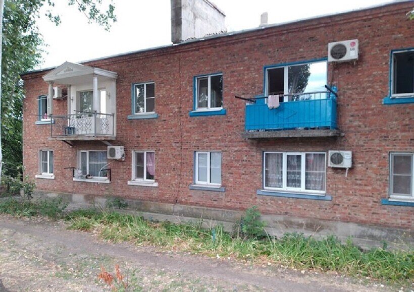 домик с забором. размещерип почтроек еа участке. соседи 10 дом. расположение построек на дачном участке. порядок проживания в многоквартирном доме.