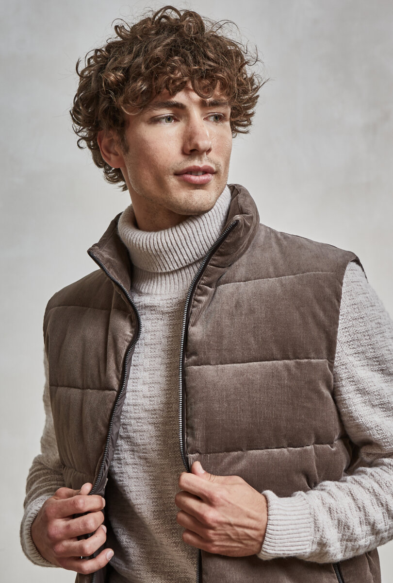 Водолазка трикотажная, с узорами, полуприлегающий силуэт, воротник-гольф KWL-0899 BEIGE; Жилет однотонный, прямой силуэт JK-0418 LBEIGE