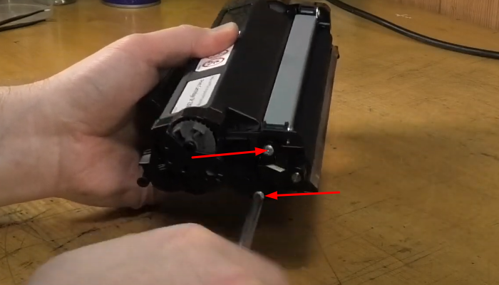 Фото 9. Снимаем указанную стрелкой крышку с флажком