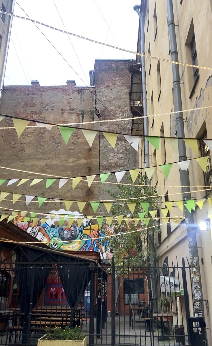 Очень атмосферный двор