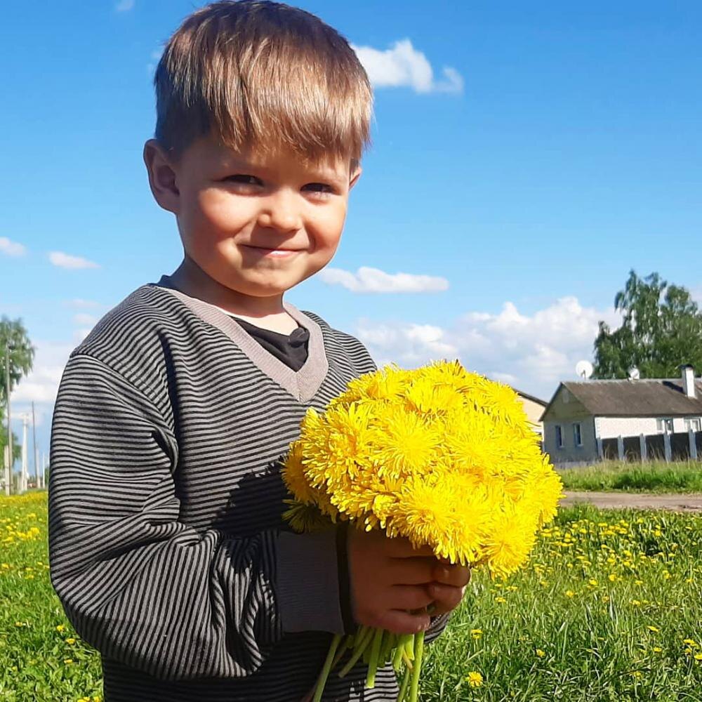 Откуда у маленьких мальчиков это желание порадовать маму цветами? Может видели как так делает папа? Листайте галерею. 