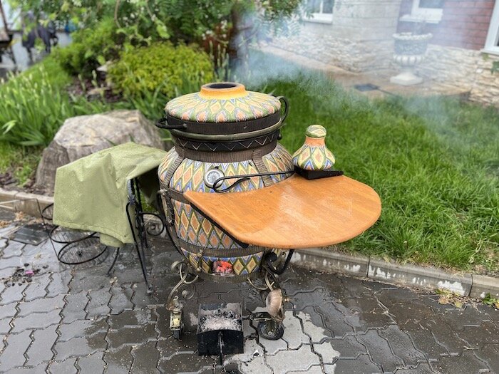 Представьте: вы с семьей отдыхаете на природе, и вдруг прекрасная погода сменяется дождем. Как быть? И можно ли без последствий использовать тандыр в дождь? Давайте разбираться.