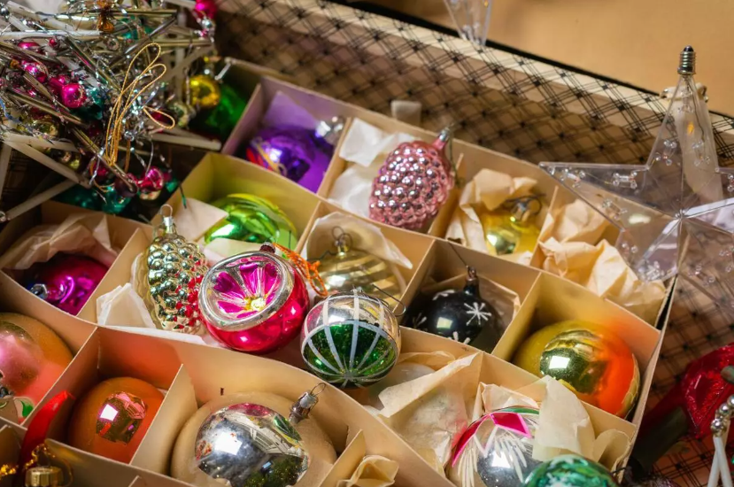 Елочные игрушки часто делались из тонкого стекла, картона и даже ваты