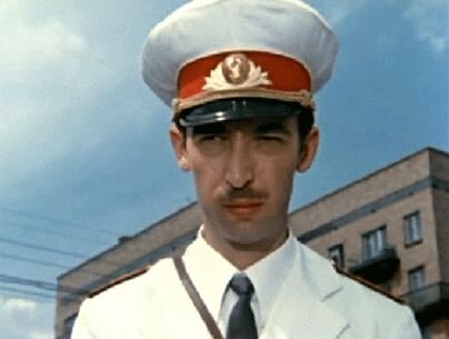 Александр Иванов в роли милиционера. Источник фото: https://www.kino-teatr.ru/kino/movie/sov/6976/foto/303338/