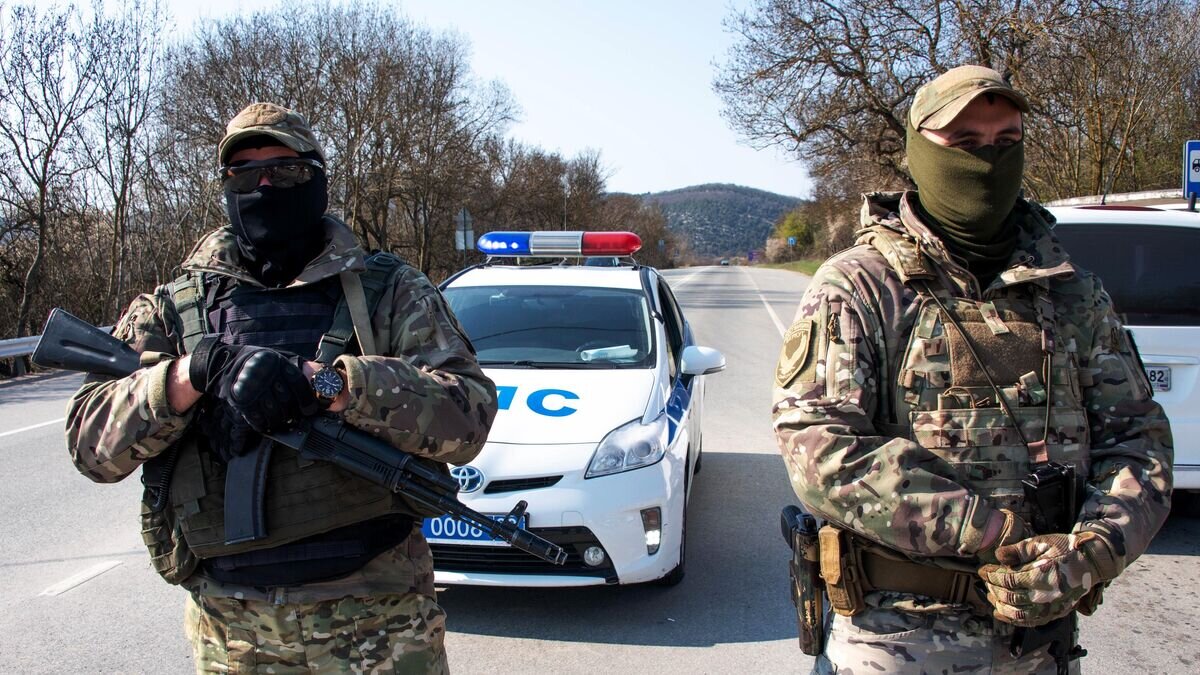    Сотрудники специального подразделения Росгвардии на блокпосту в Крыму© РИА Новости / Анна Садовникова