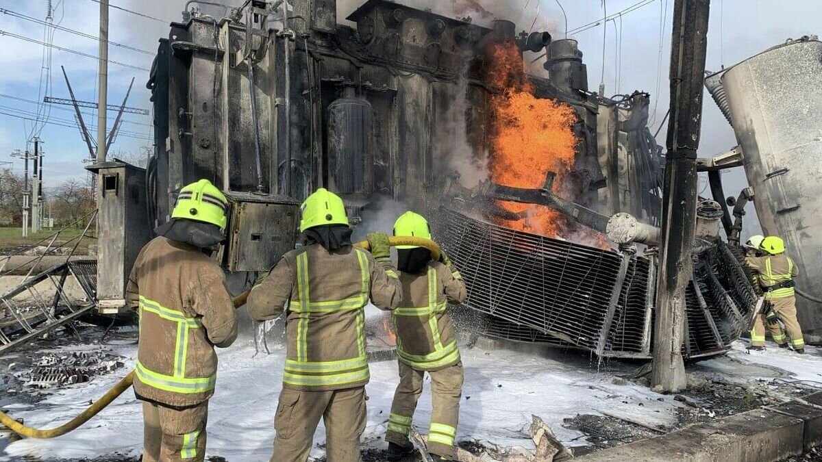    Украинские пожарные во время тушения пожара на объекте энергетики в Ровенской области© Фото : Государственная служба Украины по чрезвычайным ситуациям