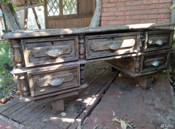 Фото с просторов интернета, дореволюционный стол  потерявший ножки в неравной схватке со временем и неблагоприятными условиями.