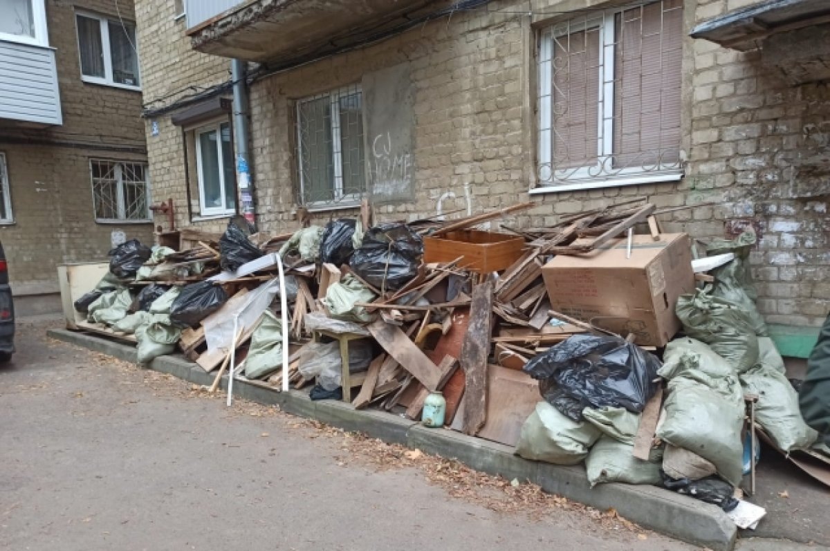    Житель воронежского МКД ночью вернул в подвал мусор, убранный УК