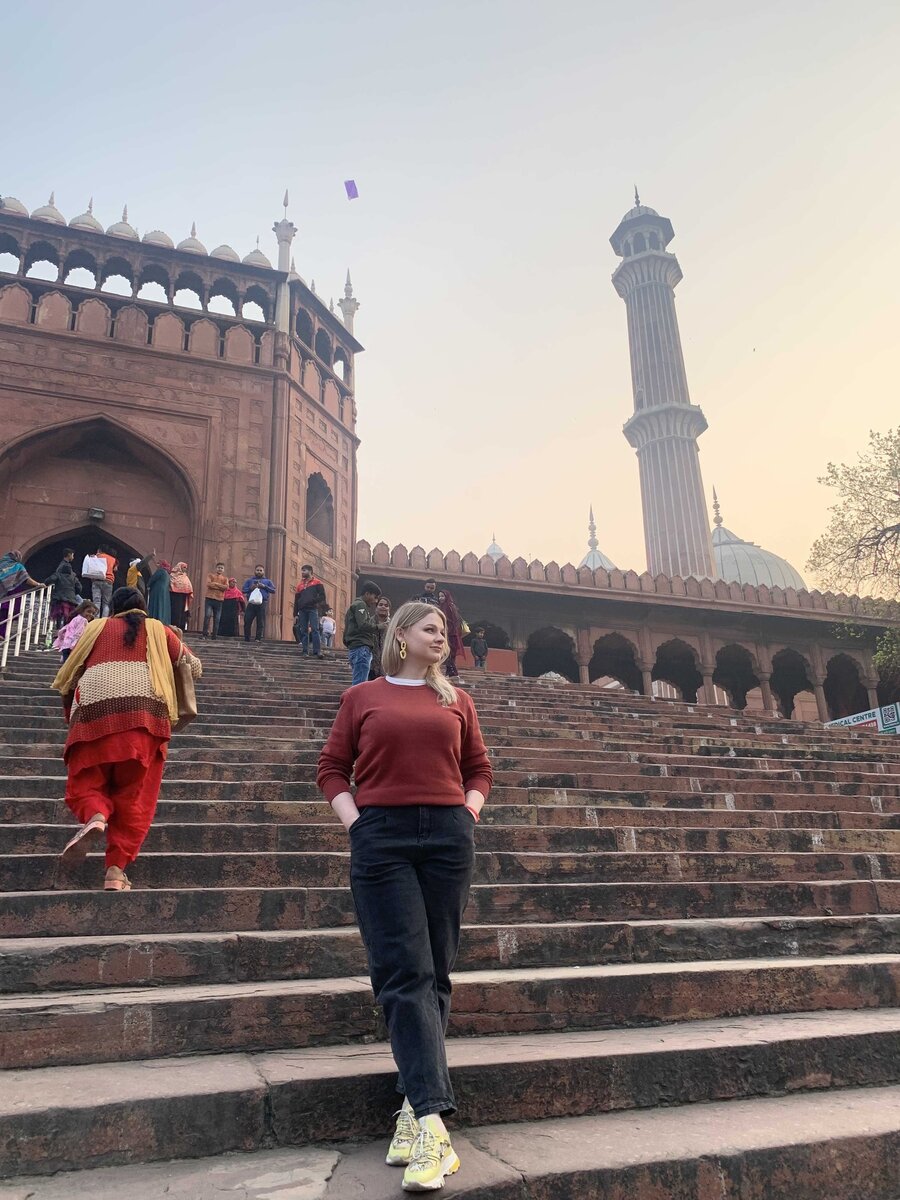 На фоне мечети Джама-Масджид. Из личного архива