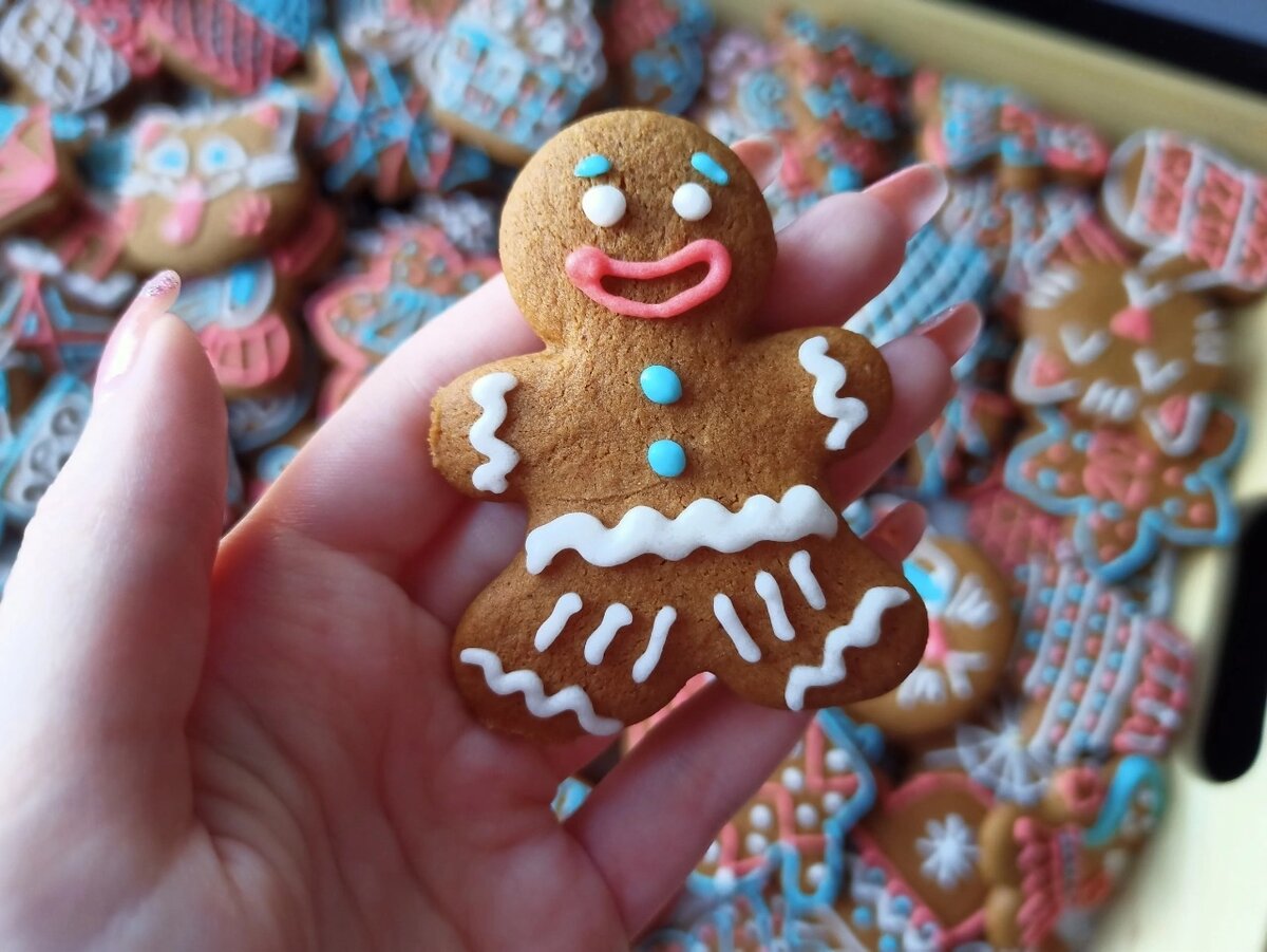 Печенье по этому рецепту получается пряное, ароматное, довольно сладкое, как и должно быть. Хранится оно бесконечно долго, не портится, только высыхает, но при этом становится ещё вкуснее. Чтобы печенье не затвердело, хранить его нужно в герметичной банке. 