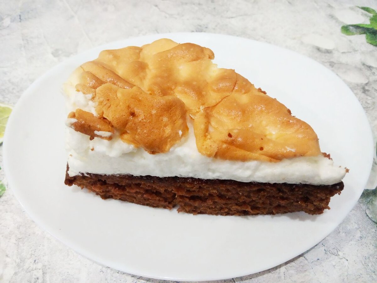 Шоколадный пирог с безе