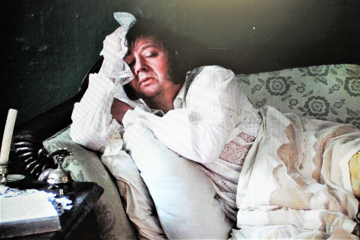 Кадр из фильма Н.С. Михалкова "Несколько дней из жизни Обломова". В роли Ильи Ильича  - Олег Табаков