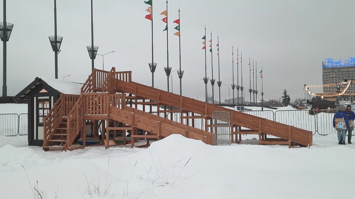     Карусель и горка на нижегородской ярмарке до сих пор продолжают оставаться закрытыми из-за сильного мороза. Об этом рассказали представители общественного пространства в своем Telegram-канале.
