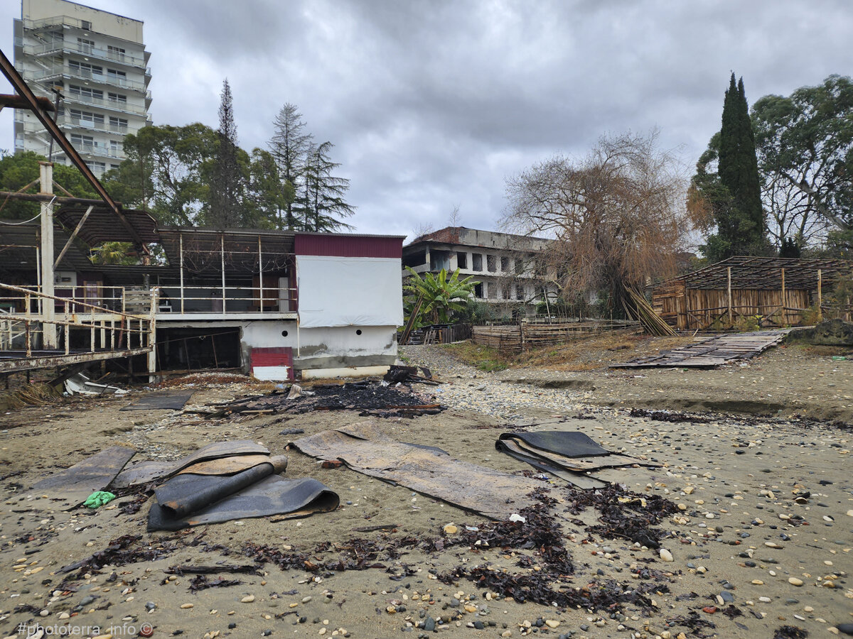 Вполне себе инсталляция на тему апокалипсиса. Сухум. Фото: Корчагина Татьяна