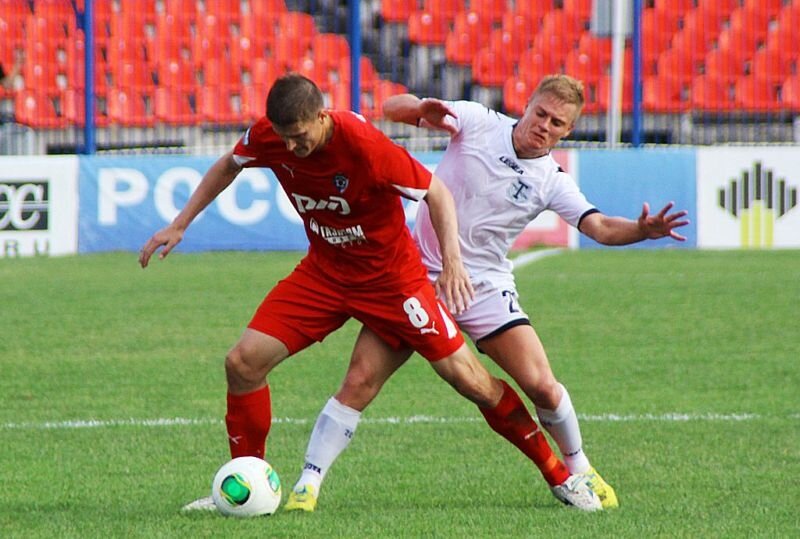 «СКА-Энергия» (Хабаровск) – «Торпедо» – 0:0. Торпедовец Вадим Стеклов (в белом) против хабаровчанина Василия Кармазиненко.