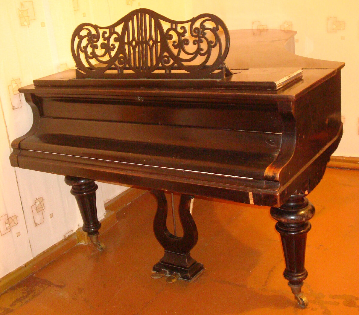 Рояль Нины Аркадьевны Цветковой