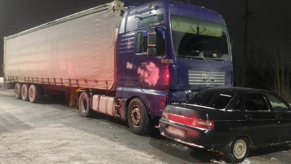     В Игринском районе республике произошло столкновение легкового автомобиля и грузового автомобиля, в результате ДТП были травмированы двое детей