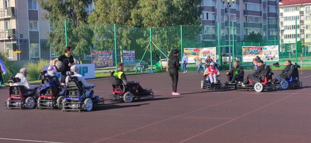    Спортсмены находятся в специальных электроколясках. Стоимость одной - больше полмиллиона. Фото: личный архив/ Михаил Бережной