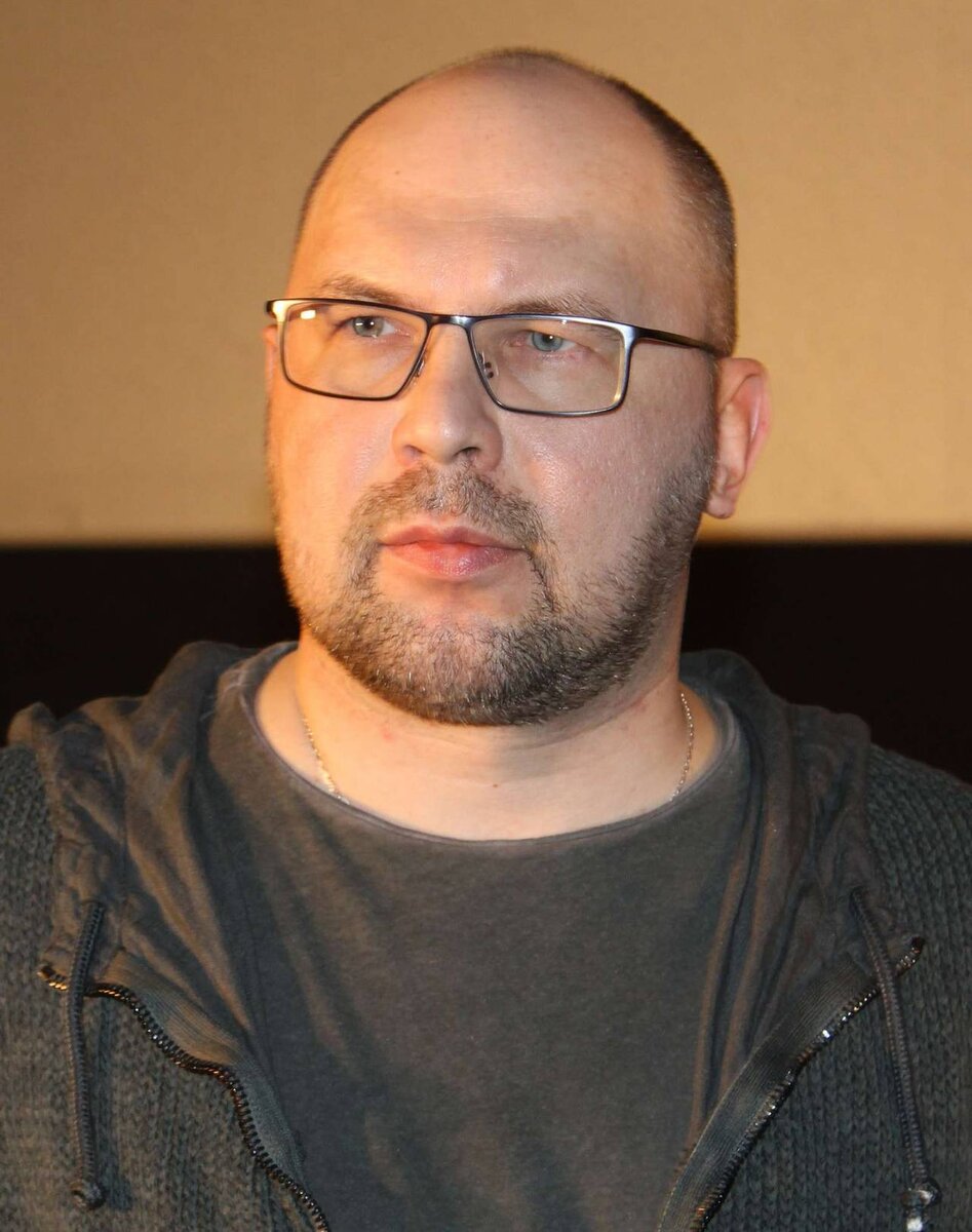 Алексей Иванов 23.11.1969 (Стрелец, декада менторов)                                                   получил известность благодаря книгам об Урале («Сердце пармы», «Золото бунта» и другие), а также благодаря роману «Географ глобус пропил»                                                