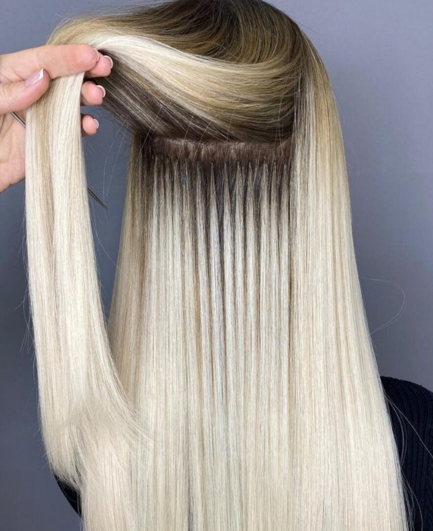 Микрокапсульное наращивание является инновационным методом и имеет огромное количество преимуществ в сравнении с обычным вариантом. Основная отличительная черта заключается в размере капсул: они настолько маленькие, что заметить их почти невозможно. Суть крепления в данном случае не отличается от других методик, а вот среди материалов применяется не только кератин, но и восковые капсулы.