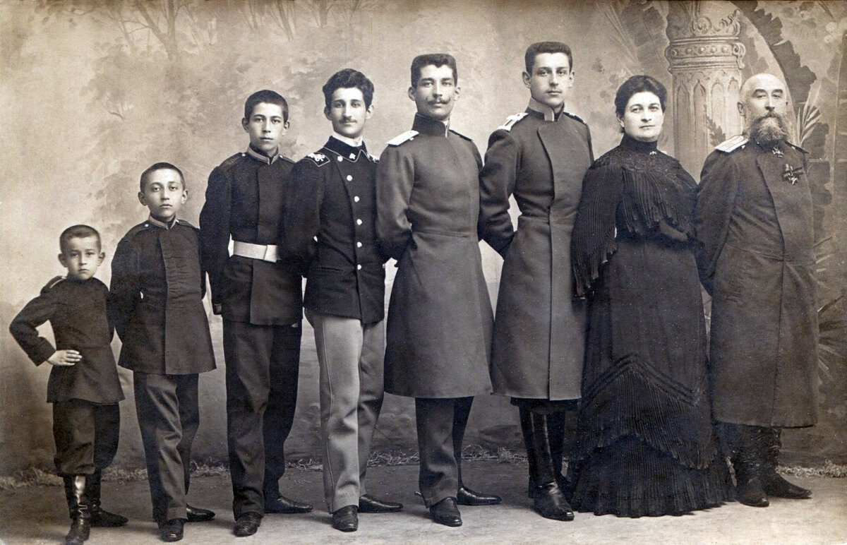 Полковник Святослав Григорьевич Греков с супругой Людмилой Андреевной и сыновьями. 