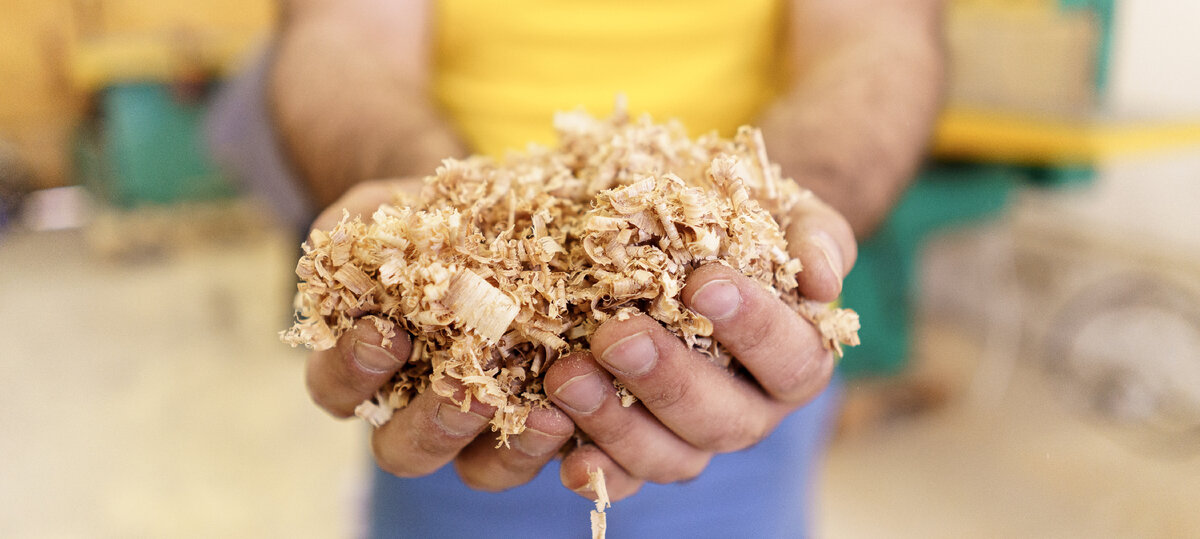 <a href="https://ru.freepik.com/free-photo/a-handful-of-dry-technological-wood-chips-selective-focus-on-sawdust_18896023.htm#query=%D0%BE%D0%BF%D0%B8%D0%BB%D0%BA%D0%B8&position=49&from_view=keyword">Изображение от ArthurHidden</a> на Freepik