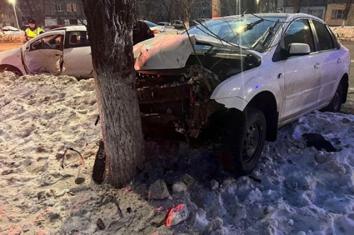    В Новокуйбышекске Ford Focus протаранил Renault Logan и влетел в дерево