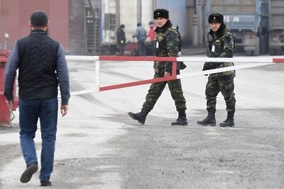    Сотрудники пограничной службы на пункте пропуска "Ак-Тилек автодорожный" на границе Киргизии с Казахстаном ©Илья Питалев РИА Новости