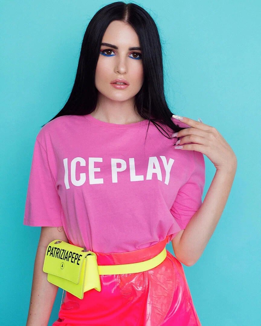 Моя  ученица  Карина  была  очень  похожа  на  Карину  Аракелян